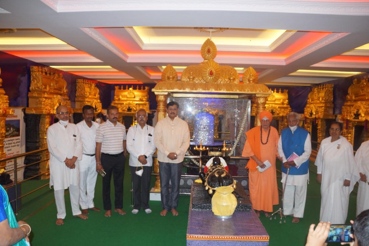 Inside Dwasha Jyothirling  Darshan