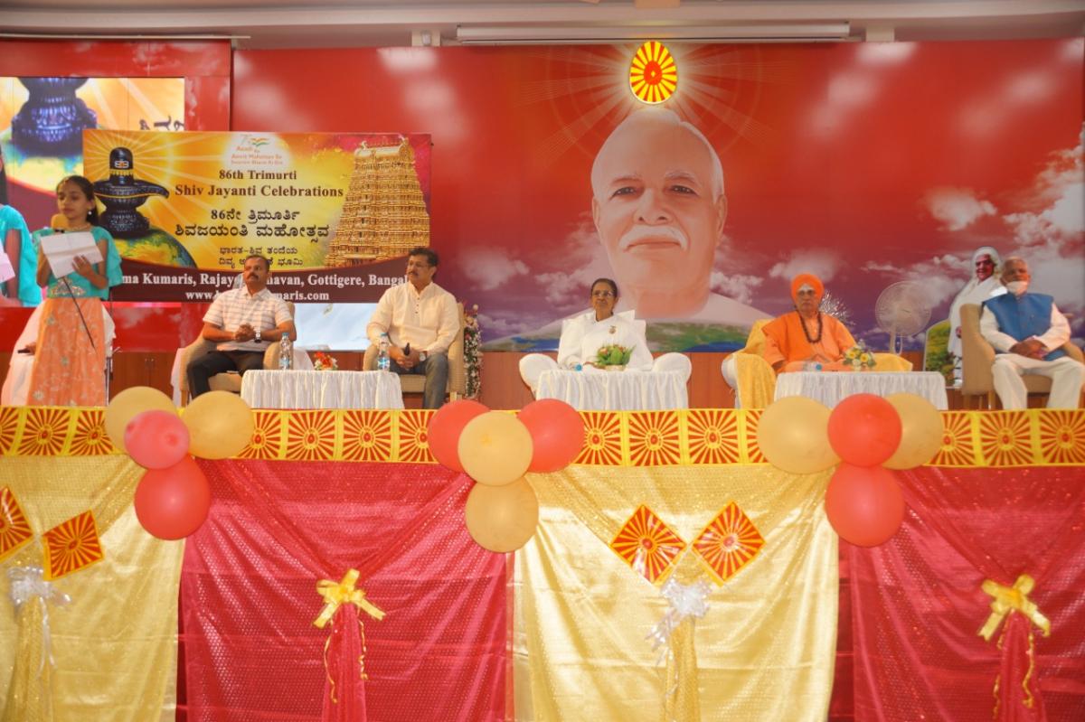Left to right - Shri Vasanth, Shri Dr. Ashwini Kumar Prasad, Rajyogini Ambika Didi, Pujya Shivanubhava Charamurthy Shri Shivarudra Mahaswamiji, Shri G.H Hanneradumath