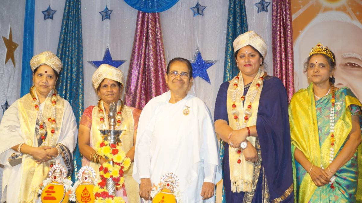 Smt. SN Susheela, Senior Professor in Music in the Dept of Arts, Bangalore University, Dr. Vimala Subramanyam, President, Lyness Club, Rajyogini Ambika Didi, Swapna Krishna, Producer and Director, Kannada Movie Industry, Smt.Mallika