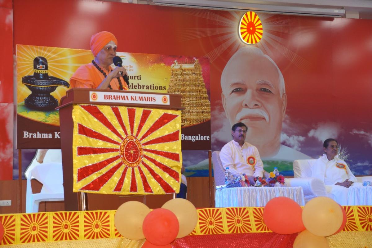 Pujya Shivanubhava Charamurthy Shri Shivarudra Mahaswamiji giving Inspirations and blessings