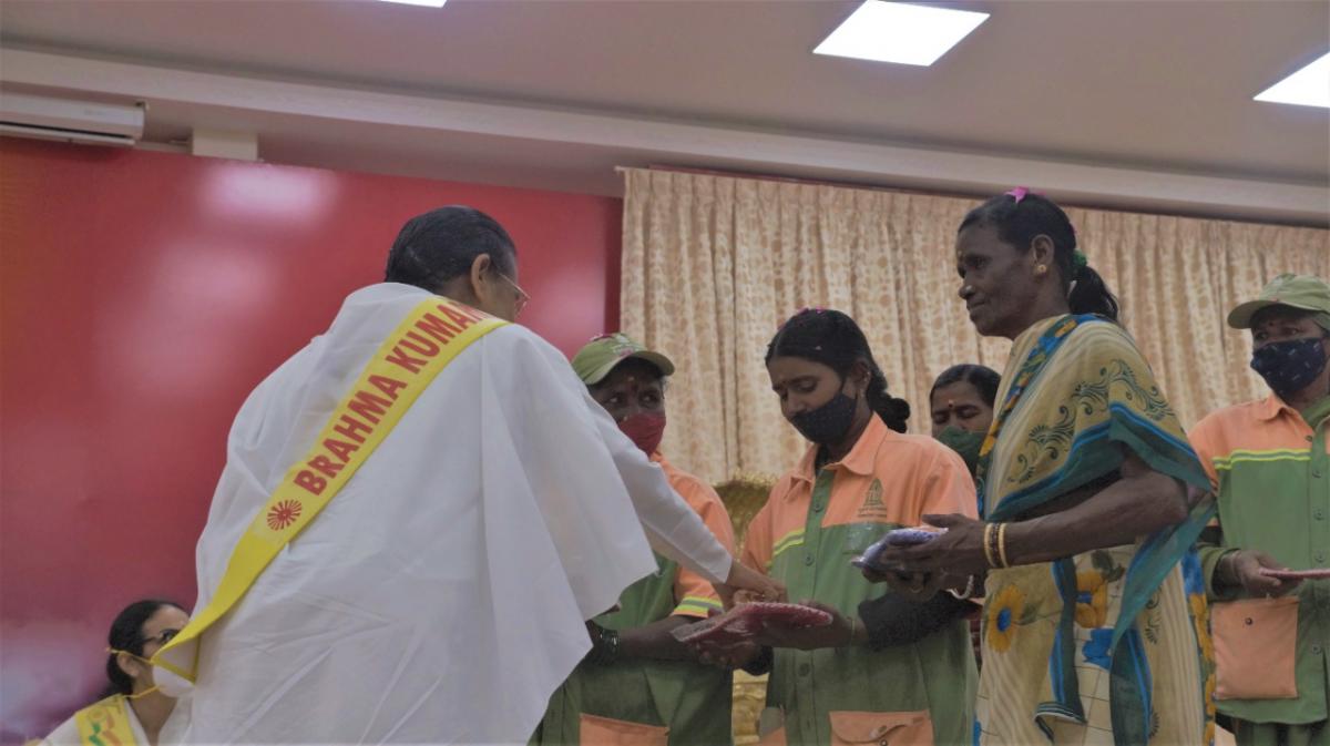 Rajyogini Ambika Didi felicitating the front line warriors, workers of BBMP