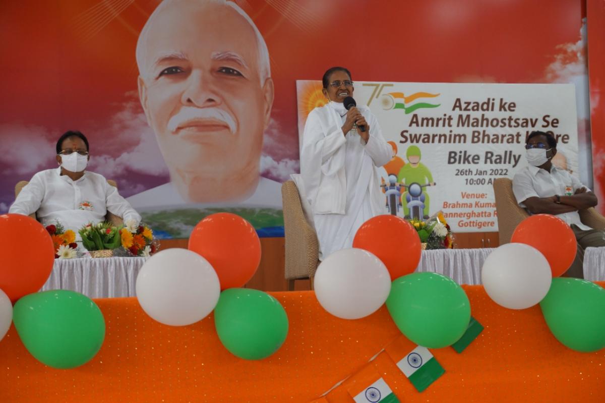 Rajyogini Ambika Didi presenting the theme Bike Rally under Azadi Ke AMrit Mahostav se Swarnim Bharat ki Ore