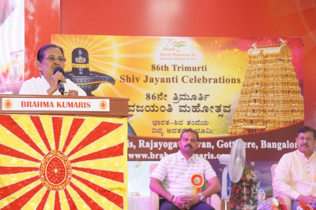 Rajyogini Ambika Didiji giving Godly Message (1)