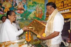 Rajyogini Ambika Didi presentation Godly gift to Shri L. A. Ravi Subramanya,
