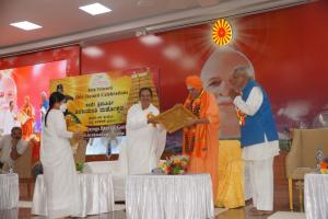 Rajyogini Ambika Didi presenting Godly Gift to Pujya Shivanubhava Charamurthy Shri Shivarudra Mahaswamiji