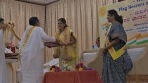 Rajyogini Ambika Didiji presenting Godly Gift to Guests